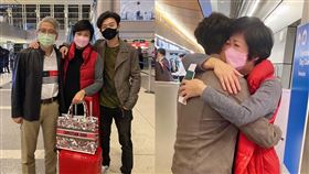 崔佩儀送兒子貝克宇去美國留學，獨自一人返回台灣/機場送別。臉書