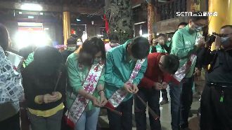 林靜儀趕拜票　霧峰合體陳其邁掃街