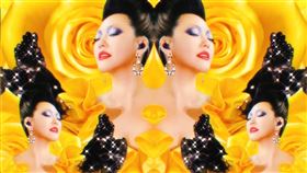 《2022超級巨星紅白藝能大賞》小S在錄影結束後在臉書曬出自己的金閃閃桌布「如果要換手機桌面的話，不如換我的吧～根本就是招財招到爆！」