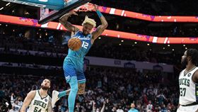 ▲烏布瑞（Kelly Oubre Jr.）超狂空中接力。（圖／美聯社／達志影像）