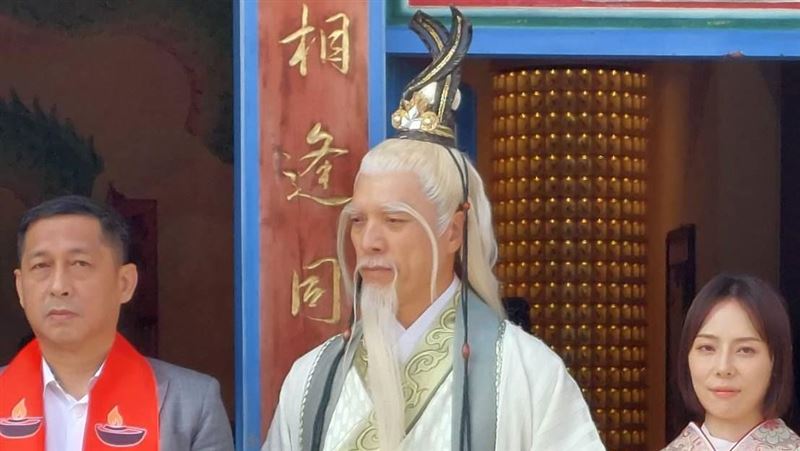 男星「白髮長鬍」現身開鏡認不出來
