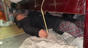 南投縣國姓鄉北山村，12歲林小妹，1家8口擠破屋，爸媽與4小孩同睡一張床，長女鑽床底縫隙睡覺，冬天寒冷，夏天有蛇跑到身上 求助葉仁創議員 想有個房間 翻攝畫面