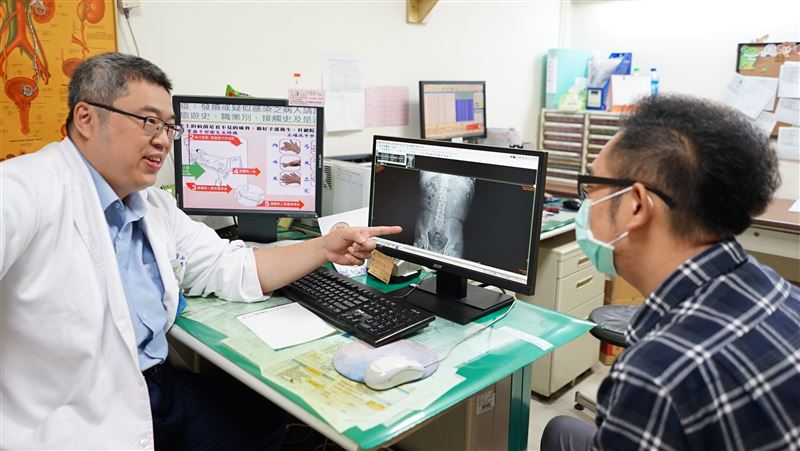 天冷少喝水又憋尿　小心尿路結石上身