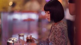 謝欣穎「華燈初上」詮釋臭臉酒店小姐藝人謝欣穎（圖）在台劇「華燈初上」以臭臉酒店小姐「百合」一角人氣倍增。談及角色臭臉設定，謝欣穎4日分享，當初導演連奕琦找她時就說：「心如姊就想找一個臭臉的」，因此就想到她在「命運化妝師」的表現。（Netflix、百聿數碼提供）中央社記者葉冠吟傳真  111年1月4日