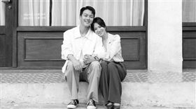 宋慧喬與張基龍殺青後十指緊扣親密依偎合照。（圖／翻攝自宋慧喬IG）