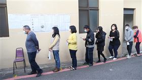 中二選區立委補選　民眾投票（1）台中市第2選區立委補選9日上午8時至下午4時投票，由民進黨籍前任不分區立委林靜儀對決國民黨籍前任區域立委顏寬恒，位於沙鹿保安宮的投開票所一早便有不少民眾排隊等候投票。中央社記者吳家昇攝　111年1月9日