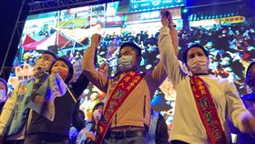 為顏寬恒站台  盧秀燕高喊唯一支持台中市長盧秀燕（前左）8日晚間出席國民黨台中第2選區立委補選候選人顏寬恒（前中）的選前之夜造勢活動，牽起顏寬恒的手，高喊「唯一支持」。中央社記者趙麗妍攝  111年1月8日