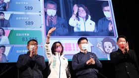 中二選區立委補選　林靜儀宣布當選台中市第2選區立委補選9日上午8時至下午4時投票，晚間開票結果出爐，民進黨籍候選人林靜儀（左2）現身開票現場宣布當選。中央社記者吳家昇攝  111年1月9日