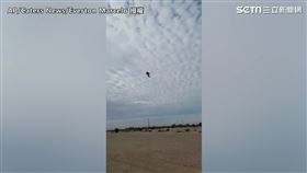 巨大「超人版」遙控飛機真的飛上天了！（圖／AP／Caters News／Everton Marcelo授權）