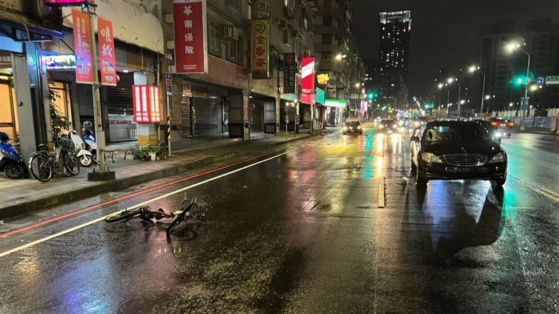 新店翁疑闖紅燈　遭轎車撞飛重創亡