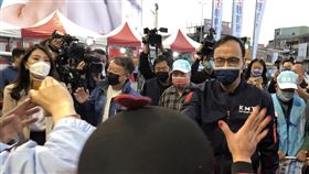 朱立倫為顏寬恒競總志工打氣台中市第2選區立委補選9日即將投票，國民黨主席朱立倫（2排右深藍衣者）8日下午到黨籍候選人顏寬恒競選總部，為總部志工加油打氣，受到熱烈歡迎。中央社記者趙麗妍攝  111年1月8日