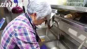 60歲婦人在打工10年替兒子還債。（圖／翻攝自《荔枝新聞》）