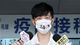 焦糖哥哥陳嘉行施打高端疫苗。（記者邱榮吉/攝影）