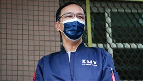 4大公投登場  朱立倫籲民眾踴躍投票4大公投18日投票，國民黨主席朱立倫上午前往投票所投票，呼籲民眾在最後關鍵一定要出來投票。中央社記者王騰毅攝  110年12月18日