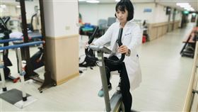 鄭伊倫醫師表示，經痛是陰虛體質造成，可透過補水及運動改善。（圖／台北醫院提供）