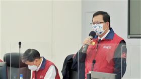 桃機疫情擴大  鄭文燦籲民眾踴躍採檢桃園機場疫情擴大，桃園市長鄭文燦（右）說，金嗓歌友會專案警察局已完成會員名單的電話通知，細胞簡訊8日也發出3500封，呼籲民眾踴躍採檢。而在忠貞市場專案部分，也已經完成第1輪攤商採檢。中央社記者吳睿騏桃園攝  111年1月9日