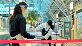 桃機19日開放餐飲內用  業者忙清消桃園國際機場19日起將開放餐飲內用，桃機公司要求仍需設置隔板，桌子間的距離也要維持1.5公尺以上距離。機場美食街及出境管制區內餐飲空間18日忙著全面清消、加裝塑膠隔板。中央社記者吳睿騏桃園機場攝  110年10月18日