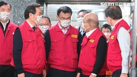 行政院長蘇貞昌10日上午視察台北郵件處理中心國際包裹檢疫措施。（圖／記者盧素梅攝影)