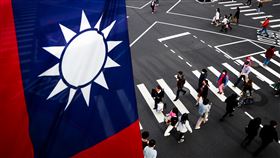 勞動部公布無薪假統計  總數微增19人勞動部3日公布最新減班休息（無薪假）統計，共實施2605家、1萬8272人，較上期增加18家、19人，與110年12月24日公布實施家數2587家、實施人數1萬8253人相比，這次家數增加18家，人數增加19人。中央社記者王騰毅攝  111年1月3日