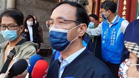 朱立倫：選舉失敗一肩扛起 民主制衡腳步不能停國民黨主席朱立倫（前中）10日在台南接受媒體聯訪時表示，對選舉的失敗或責難，他一肩扛起，但對未來要做的事，尤其是民主制衡，絕不能停下腳步。中央社記者楊思瑞攝  111年1月10日