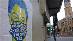 澳洲市區對疫情政治批判圖鴉海報澳洲市區出現針對武漢肺炎疫情的政治批判圖鴉海報，這一幅上面寫著「醫療系統不勝負苛，加上經費不足，造成死亡人數增加」。圖為23日拍攝。中央社記者丘德真雪梨攝  109年3月24日