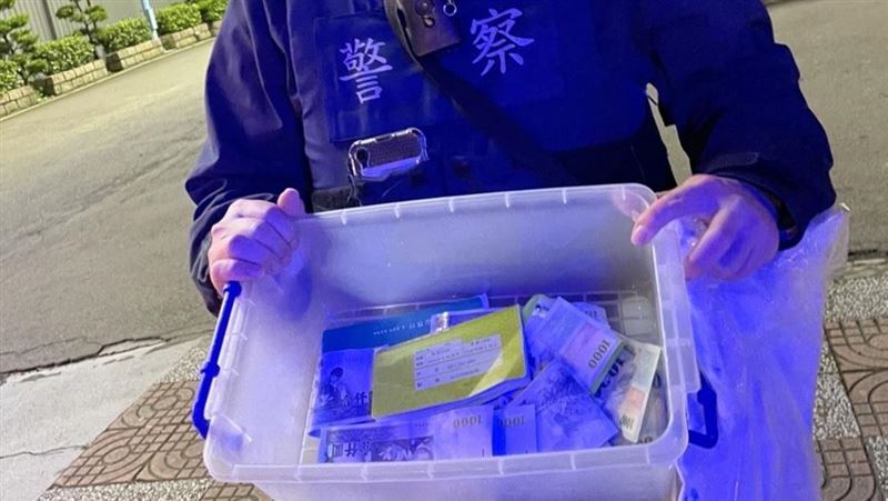 騎車包沒關上　近14萬大鈔超滿天飛
