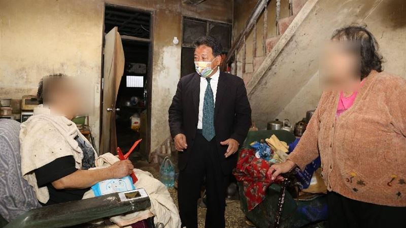 7旬翁天天睡木椅　與姊相依住破屋