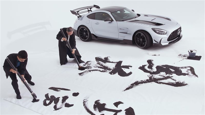 每日一字書法家張炳煌為這車豪邁揮毫