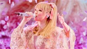 濱崎步健康亮紅燈仍努力克服，去年底照常唱了兩場演唱會，女神模樣被粉絲狂讚「美得像18歲」。（圖／翻攝自IG）