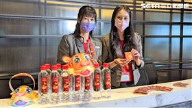 台新銀行10日開始於全台101家分行準備開運水、發財金及小朋友最愛的小提燈，贈送至分行臨櫃辦理業務的客戶。（圖／記者戴玉翔攝影）