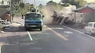 超驚險！水泥車下坡過彎翻覆撞有應祠
