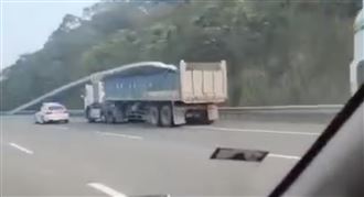 驚險全都錄！國道紅班馬大戰砂石車