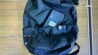 獨／背包戳洞偷拍裙底　郵局男遭抓包