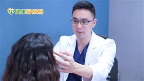 陳亮宇解釋，微整形注射因風險較低，大眾的接受度也較高，以「晶亮瓷」來說，醫師常建議用來改善「雞爪手」。