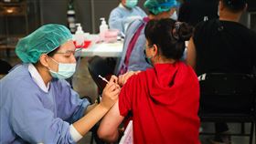 COVID-19疫苗第3劑開放混打（3）COVID-19疫苗第3劑24日起開放混打，接種2劑疫苗滿5個月者可自選疫苗廠牌，建議醫護、65歲以上長者等4對象優先接種。圖為民眾上午到亞東醫院疫苗接種站施打疫苗。中央社記者王騰毅攝  110年12月24日