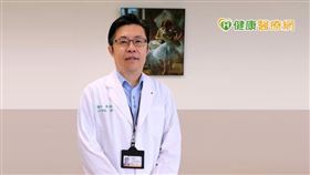 黃建文醫師強調，2021年最新氣喘治療指引中，強烈建議有使用短效急救藥物需求時，同樣搭配吸入性類固醇治療，可保持良好生活品質同時減少急性惡化機會，進而避免氣喘患者面臨死亡風險。