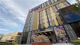 高市公布兩案足跡  曾至義享天地、好市多（2）高雄市衛生局17日下午表示，確診個案1598活動足跡曾到義享天地（圖右）、好市多（圖左）等地，提醒曾出入相關場所民眾自我健康監測。中央社記者董俊志攝　110年5月17日