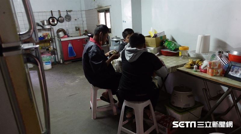 妻遇車禍亡留兩幼子　他忍淚父代母職