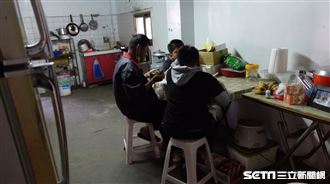 妻遇車禍亡留兩幼子　他忍淚父代母職