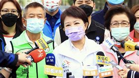 盧秀燕受訪避談選舉問題台中市長盧秀燕（前中）6日出席國光路地下道填平工程完工祈福典禮，會後接受媒體聯訪，被問到有關捷運藍線的問題時，只回應「選舉議題不談」。中央社記者郝雪卿攝  111年1月6日