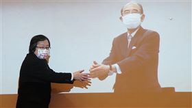 台日經濟貿易會議  雙方隔空握手（1）第45屆台日經濟貿易會議11日在台北舉行，台灣日本關係協會會長邱義仁（左）與日本台灣交流協會會長大橋光夫（右）在開幕式中，透過視訊隔空握手。中央社記者徐肇昌攝  111年1月11日