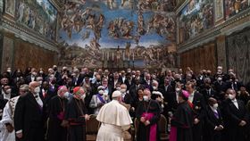 教宗接見台灣等友邦使節  籲共推宗教自由與人權教宗接見駐梵蒂岡外交使節團，中華民國駐教廷大使李世明（立於教宗正前方）率全館館員出席。（駐教廷大使館提供）中央社記者黃雅詩羅馬傳真  111年1月11日