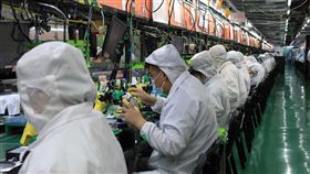 iPhone 13上市 富士康鄭州廠急招20萬人組裝據報導，因應蘋果新款iPhone 13等產品上市，富士康鄭州廠9月底前將緊急招募20萬名員工投入生產。鄭州先後遭遇水災、疫情衝擊，員工招募曾面臨問題。圖為7月24日，水災過後的富士康鄭州廠工作情況。（中新社提供）中央社  110年9月17日