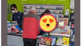 白髮阿公「拿針線」衝超商！女店員接手秒懂…網一看融化了（圖／翻攝自中華民國派大星粉專）