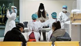 長程航班入境新政上路（2）長程航班旅客11日起將進行快速PCR落地採檢，結果為陰性才放行入境；旅客在下機後進入候機室依序坐好，再排隊審核資料並領取採檢用物，隨後前往採檢區進行落地公費採檢及快速核酸檢驗，完成採檢作業後再回到座位上等待結果出爐。中央社記者吳睿騏桃園機場攝  111年1月11日