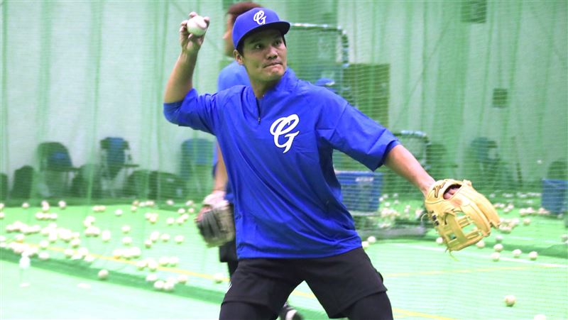 感謝兄弟14年照顧　王勝偉首穿藍袍