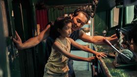 李李仁在賀歲片《嗨！神獸》中回歸暖爸本色，戲裡戲外都非常疼愛白潤音。（圖／甲上娛樂提供）