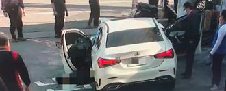 男駕賓士衝撞加油站　重傷竟被女踹醒