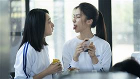 新人何思靜在校園愛情電影《我吃了那男孩一整年的早餐》中飾演校花一角。（圖／華映娛樂提供）