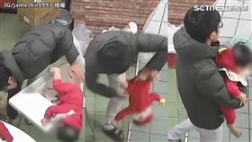 ▲一名爸爸在廚房用餐，兒子就坐在一旁兒童座椅。（圖／IG/jameslin1993 授權）